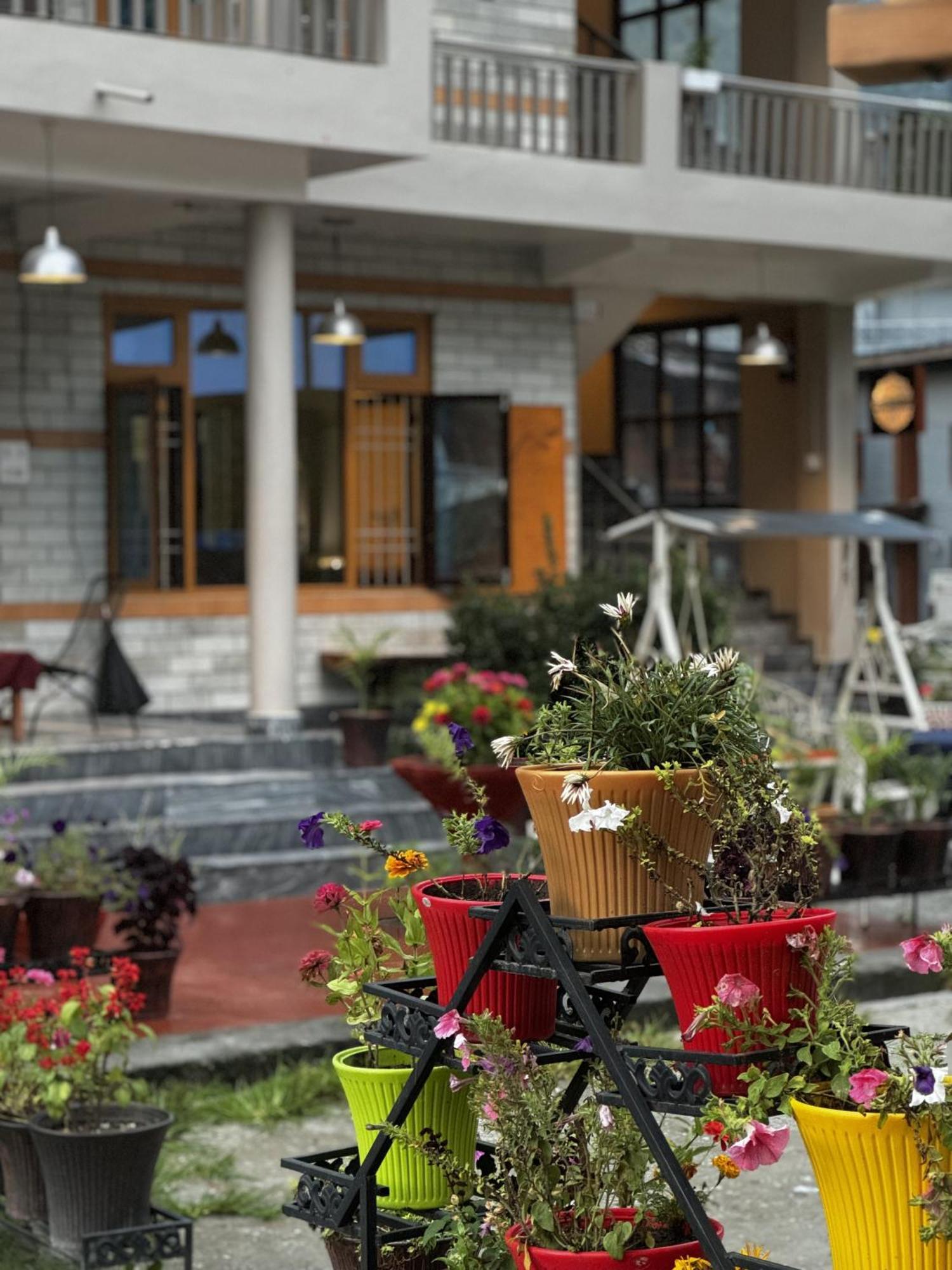 The Royal Orchard Kasol Hotel Exterior foto